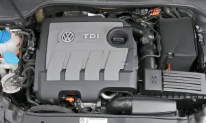 Silnik 1.6 TDI Volkswagena z widocznym logo TDI i zbiorniczkiem płynu chłodniczego.