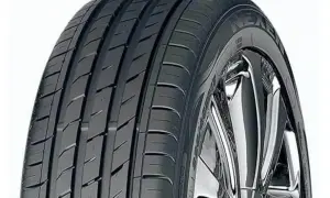 Błyszcząca felga z oponą Nexen, gotowa na każdą drogę.
