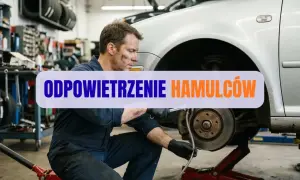 Mechanik wykonuje odpowietrzanie hamulców w samochodzie, pracując w warsztacie.