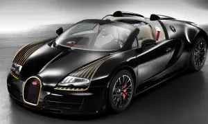 Czarny Bugatti Veyron z złotymi pasami na masce i złotą obwódką grilla. Kabriolet z jasnym wnętrzem.