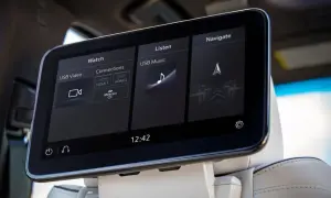 Ekran multimedialny w Cadillac Escalade 2025: opcje oglądania wideo przez USB, słuchania muzyki i nawigacji.