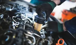 Mechanik wymienia filtr paliwa. Objawy jego zużycia mogą być różne, od spadku mocy po problemy z uruchomieniem silnika.