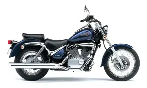 Suzuki Intruder w ciemnoniebieskim kolorze, z chromowanymi elementami, na białym tle.