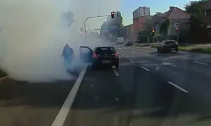 Rozbiegany diesel dymi na skrzyżowaniu. Kierowca wysiada z auta, otaczając go biała chmura.