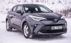 Szary Toyota C-HR 2025 na śniegu, gotowy na zimowe wyzwania.