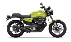Zielony motocykl Moto Guzzi V7 Sport z czarnym siedzeniem i detalami. Klasyczny wygląd, gotowy na każdą drogę.