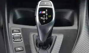 Oznaczenia automatycznej skrzyni biegów BMW M: P, R, N, D, M/S. Wybierz tryb jazdy: Sport, Eco Pro.