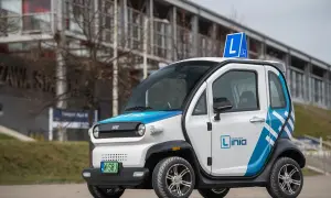 Mały samochód nauki jazdy z literą "L" na dachu. Karta motorowerowa od ilu lat? Od 14 lat można zacząć naukę na kategorię AM.