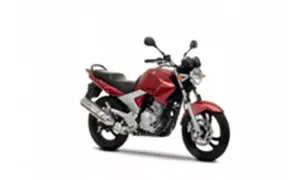Czerwony motocykl Yamaha YBR 250 z czarnym siedzeniem i srebrnym wydechem, gotowy do jazdy po mieście.