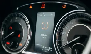 Na desce rozdzielczej świeci się kontrolka cisnienia opon TPMS. Obok widać wskaźnik hamulca i temperatury.