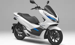 Biały skuter elektryczny Honda PCX Electric. Zastanawiasz się, czy na skuter trzeba mieć prawo jazdy? Ten model jest idealny do miasta.