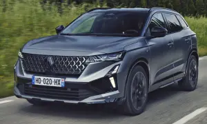 Nowy Renault Austral w ciemnoszarym kolorze jedzie po drodze. Sprawdź atrakcyjną renault austral cena.