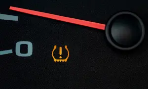 Kontrolka TPMS co to? Oznacza niski poziom ciśnienia w oponach. Sprawdź opony!