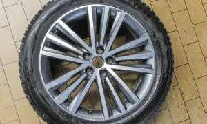 Felga aluminiowa z oponą zimową, pasująca do Golfa 4. Rozstaw śrub jest standardowy dla tego modelu.