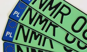 Kilka zielonych tablic rejestracyjnych z literami "NMR" i symbolem Unii Europejskiej.