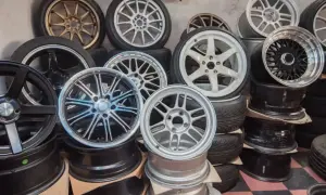 Różnorodne felgi aluminiowe czekają na renowację. Sprawdź renowacja felg aluminiowych cena i odmień swoje auto!