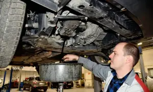 Mechanik spuszcza stary olej z silnika. Zastanawiasz się, ile trwa wymiana oleju? Zwykle to około 30-60 minut.