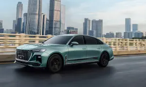 Elegancki, zielony Hongqi H9 na tle drapaczy chmur. Sprawdź, jaka jest jego hongqi h9 cena i poczuj luksus.