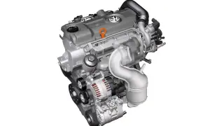 Silnik Volkswagen TDI z turbosprężarką i alternatorem, gotowy do pracy.