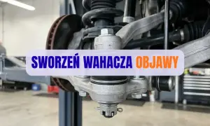 Widok na zawieszenie samochodu z widocznym sworzniem wahacza. Napis na obrazku: "SWORZEŃ WAHACZA OBJAWY".