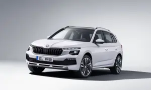 Biały Skoda Kamiq 2024 z czarnym dachem i felgami, prezentujący nowoczesny design SUV-a.