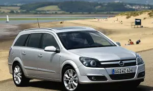 Srebrna astra 2 kombi na tle plaży i morza.