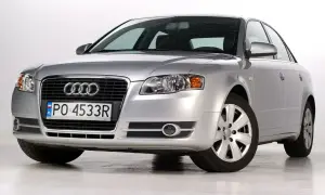 Srebrne Audi B7 z polskimi tablicami PO 4533R stoi na białym tle.