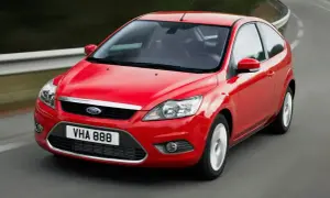 Czerwony Ford Focus MK2 1.6 TDCI w wersji 3-drzwiowej, jadący po zakręcie drogi.