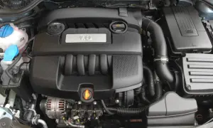 Silnik wolnossący 1.6 z logo Škoda. Czysty i zadbany, gotowy do pracy.
