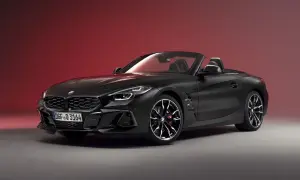 Czarny roadster BMW Z4 z czerwonymi zaciskami hamulcowymi, gotowy na jazdę.