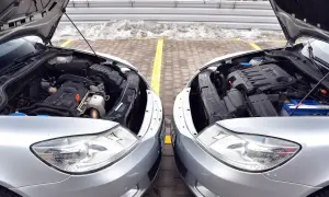 Dwa silniki samochodowe, jeden diesel, drugi benzyna, stoją obok siebie.