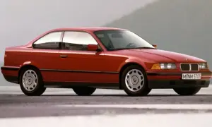 Czerwone BMW E36 coupe z lat 90. na tle szarego nieba. Klasyka motoryzacji.