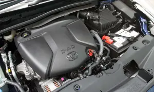Silnik D-4D w Toyota Avensis T27, z widocznym logo Toyoty i elementami osprzętu, jak akumulator i obudowa filtra powietrza.