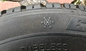 Płatek śniegu na bieżniku opony zimowej, symbolizujący gotowość na 3pmsf. Napis "TUBELESS" widoczny na bocznej ściance.