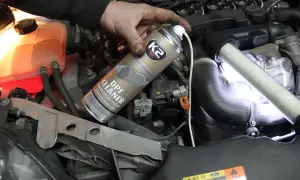 Mechanik używa preparatu do czyszczenia DPF, aby wspomóc wypalanie filtra cząstek stałych w silniku.