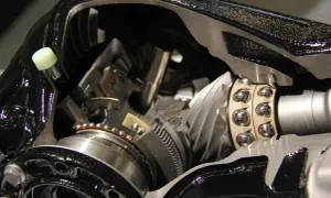 Wnętrze mechanizmu różnicowego, gdzie widać zębatki i łożyska. To serce napędu, gdzie szpera pozwala na płynne skręcanie.
