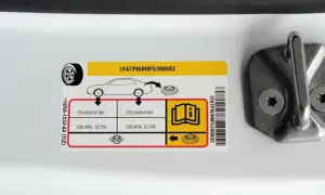 Naklejka informuje, ile powietrza w oponach jest optymalne dla Twojego samochodu. Podane są wartości w KPA i PSI.