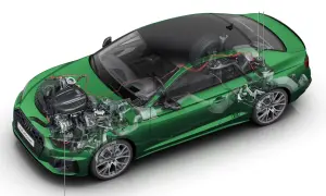 Przekrój zielonego Audi A5 Coupé ukazujący silnik i elementy układu napędowego, w tym technologię mild hybrid.