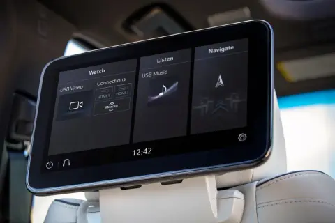Ekran multimedialny w Cadillac Escalade 2025: opcje oglądania wideo przez USB, słuchania muzyki i nawigacji.