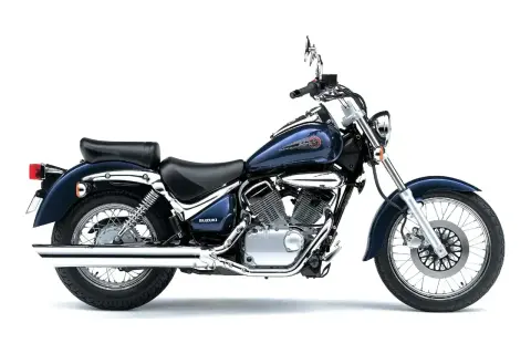 Suzuki Intruder w ciemnoniebieskim kolorze, z chromowanymi elementami, na białym tle.