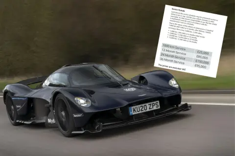 Niebieski Aston Martin Valkyrie pędzi po drodze, obok dokument z cennikiem serwisów.