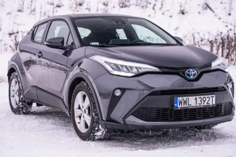 Szary Toyota C-HR 2025 na śniegu, gotowy na zimowe wyzwania.