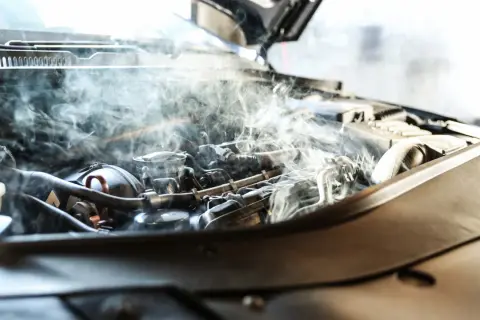 Jak sprawdzić temperaturę silnika w Opel Astra H i uniknąć przegrzania