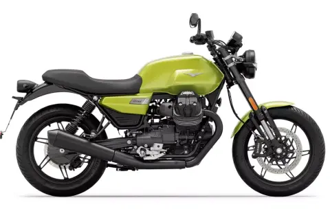 Zielony motocykl Moto Guzzi V7 Sport z czarnym siedzeniem i detalami. Klasyczny wygląd, gotowy na każdą drogę.