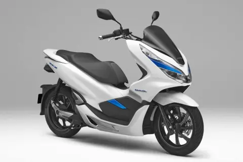 Biały skuter elektryczny Honda PCX Electric. Zastanawiasz się, czy na skuter trzeba mieć prawo jazdy? Ten model jest idealny do miasta.
