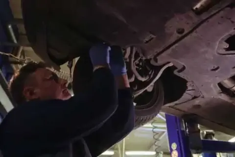 Jak spuścić płyn z chłodnicy VW Touran - uniknij kosztownych błędów