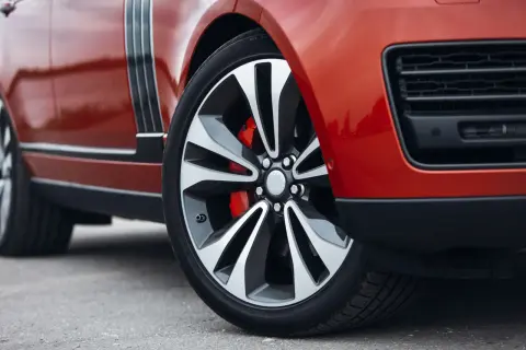 Jakie opony do SUV-a wybrać, aby uniknąć niebezpiecznych sytuacji?