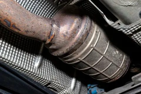 Rdza na rurze wydechowej i filtrze DPF. Zastanawiasz się, ile trwa wypalanie dpf na postoju?