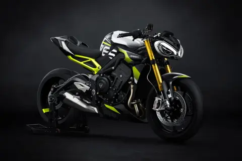 Nowy Triumph Speed Triple w jaskrawej kolorystyce, z żółtymi akcentami i złotym zawieszeniem, gotowy do podboju dróg.