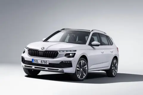 Biały Skoda Kamiq 2024 z czarnym dachem i felgami, prezentujący nowoczesny design SUV-a.